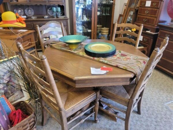 Ethan Allen Pedestal Table w/4 Chairs, Leaves & Pads